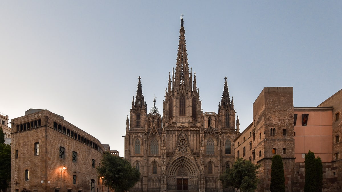 Fachada gótica de la catedral de Barcelona al atardecer en la plaza de la Seu