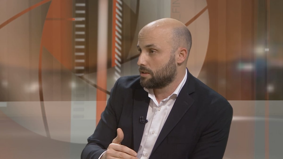Jordi Graupera, con barba y americana oscura, habla durante una entrevista en un plató de televisión.