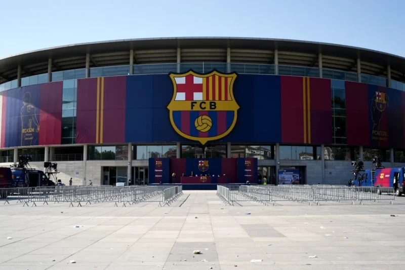 Estadio moderno del FC Barcelona con colores y logotipo visibles.