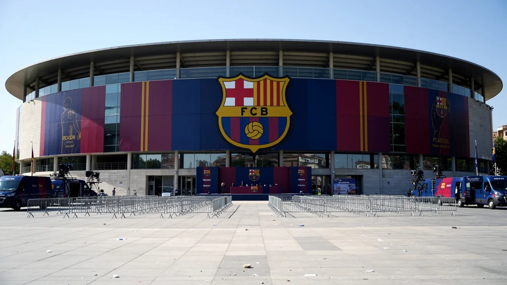 Estadio moderno del FC Barcelona con colores y logotipo visibles.