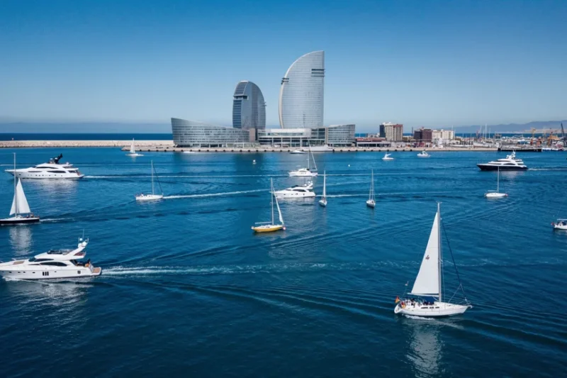 Vista del Puerto de Barcelona durante un espectáculo náutico con barcos danzando.