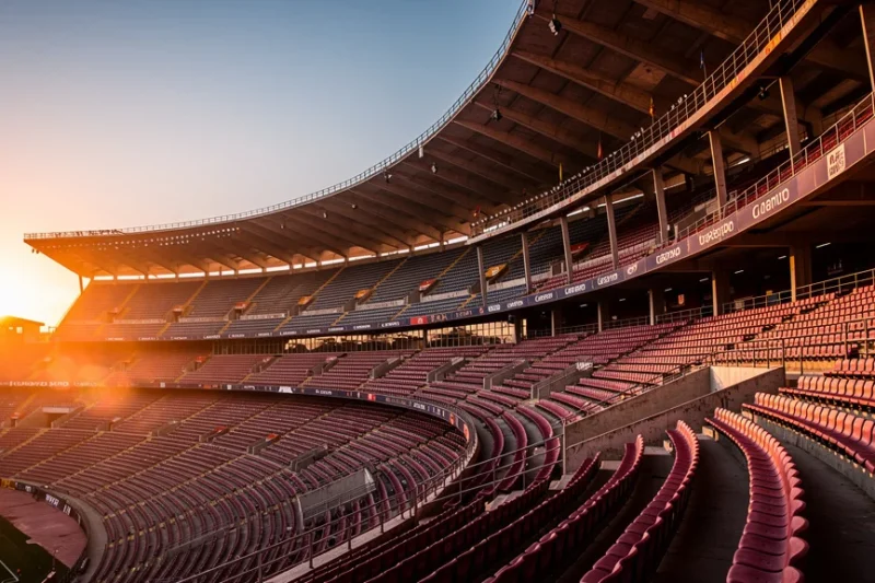 Vista cercana del estadio Camp Nou vacío al atardecer