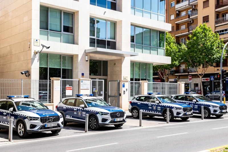 Estación policial en L'Hospitalet con vehículos patrullando