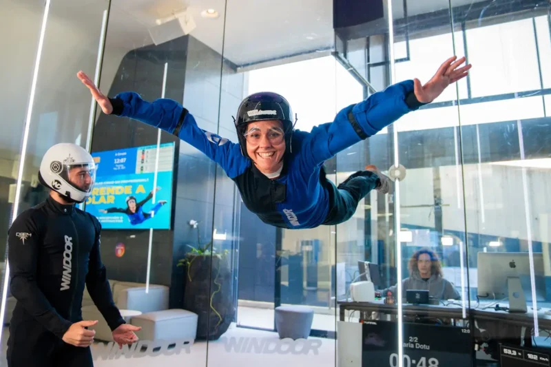 Persona volando en el túnel de viento de Windoor Realfly en Barcelona