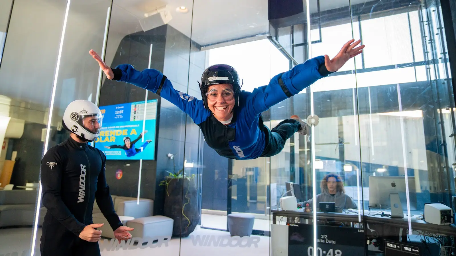 Persona volando en el túnel de viento de Windoor Realfly en Barcelona