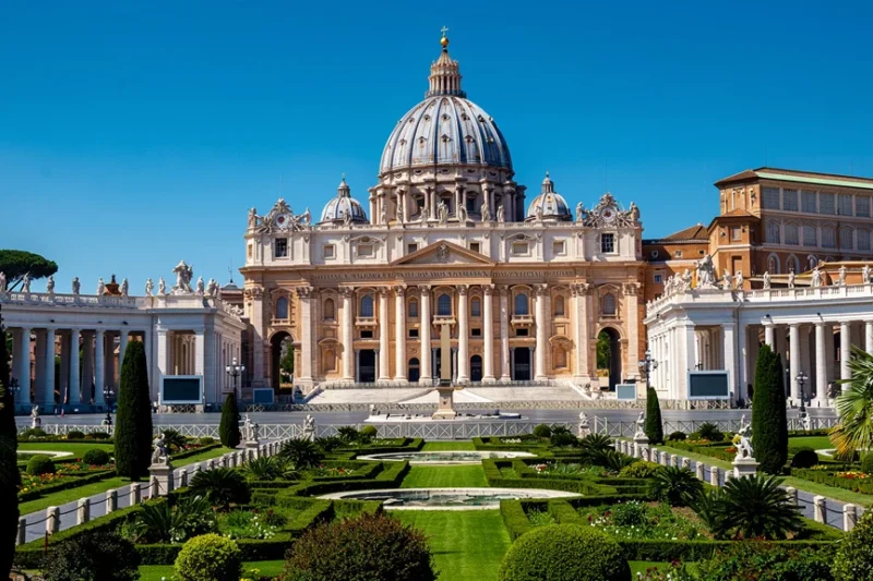 Vista panorámica del Vaticano con jardines verdes y arquitectura icónica