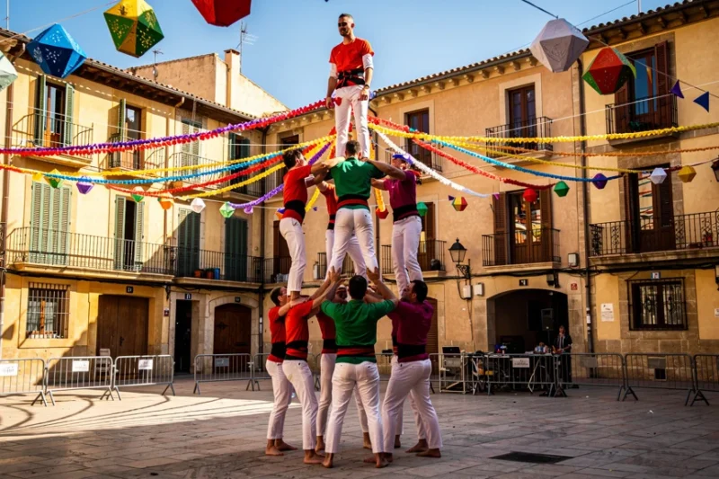 Escena festiva durante una actuación castellera en El Vendrell