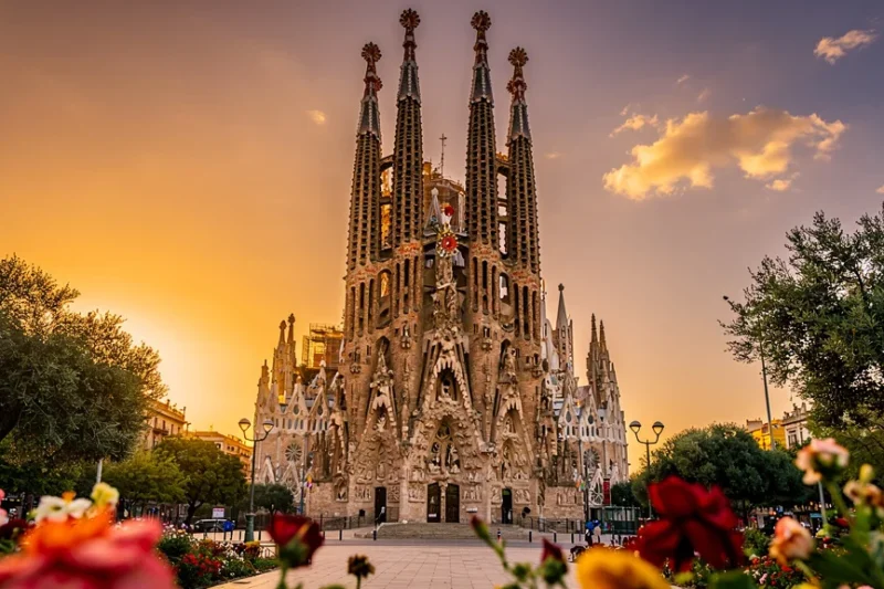 Vista majestuosa de la Sagrada Familia iluminada al atardecer
