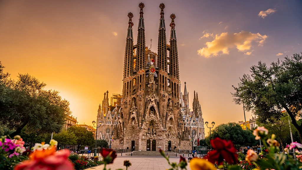 Vista majestuosa de la Sagrada Familia iluminada al atardecer