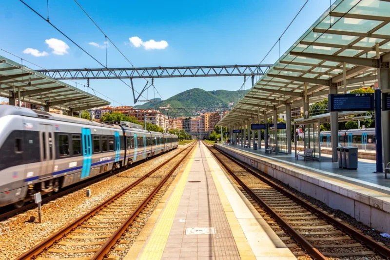 Estación ferroviaria activa en Cataluña durante el verano