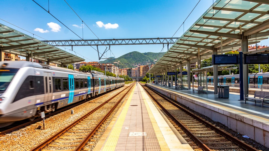 Estación ferroviaria activa en Cataluña durante el verano