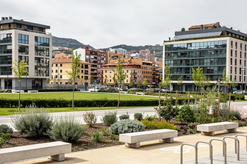 Vista urbana moderna con espacios verdes en Santa Coloma de Gramenet