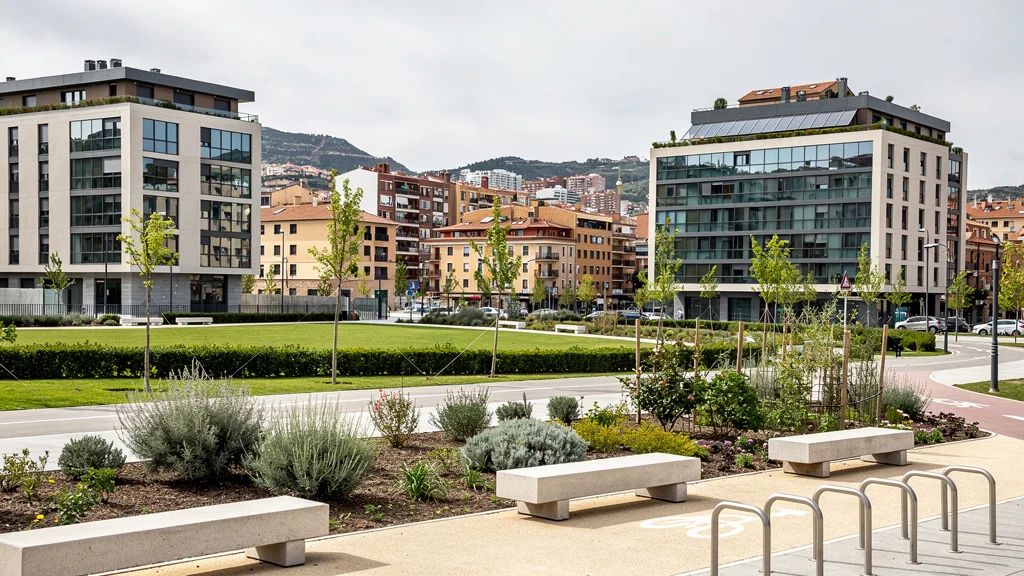 Vista urbana moderna con espacios verdes en Santa Coloma de Gramenet