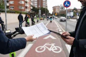 Usuario registrando un patinete eléctrico con documentación oficial.