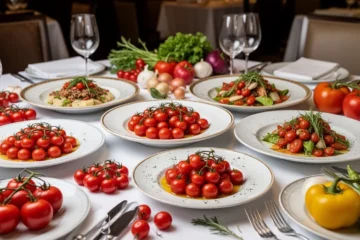 Platos creativos elaborados con tomates cherries en un restaurante