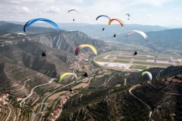 Vista aérea del valle de Organyà con parapentes volando cerca del aeropuerto