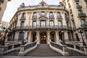 Fachada histórica del hotel Cuatro Naciones con detalles arquitectónicos victorianos