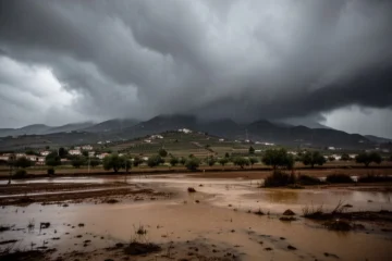 Nubes oscuras sobre un paisaje catalán con riesgo de inundación