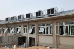 Instalaciones modernas en una escuela pública durante su proceso de climatización