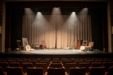 Escenario vacío del teatro con luces tenues tras la actuación