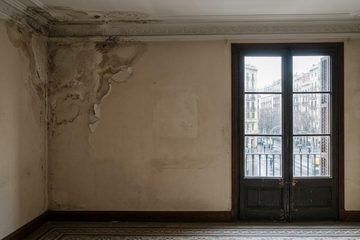 Mancha de humedad por filtración en la pared de un piso antiguo de Barcelona tras las lluvias de otoño